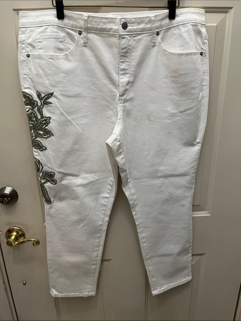 Universal Thread White Straight Leg Jeans with Green Embroidery